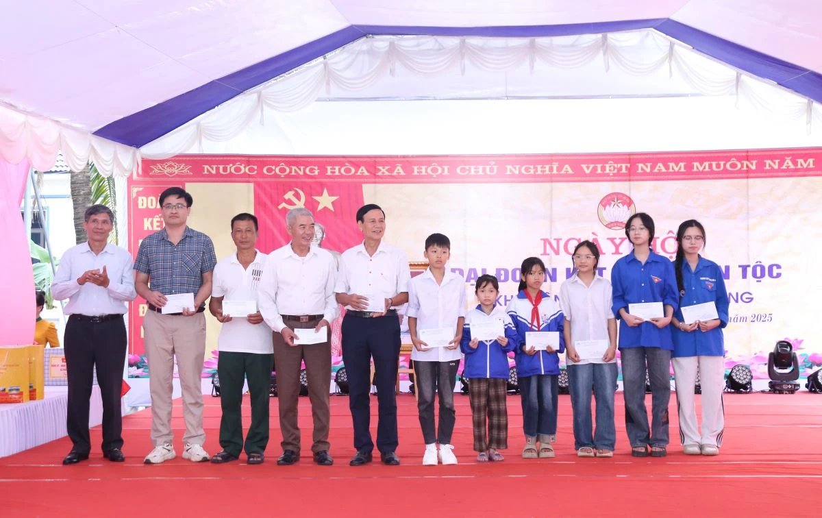 Chủ tịch UBND tỉnh Nguyễn Hoài Anh dự Ngày hội Đại đoàn kết toàn dân tộc tại xã Hoằng Lộc