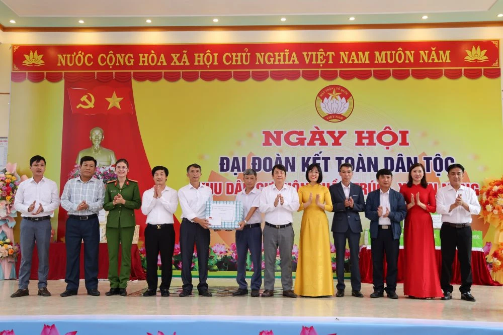 Cán bộ, Nhân dân thôn Quần Trúc chung vui Ngày hội đại đoàn kết toàn dân tộc