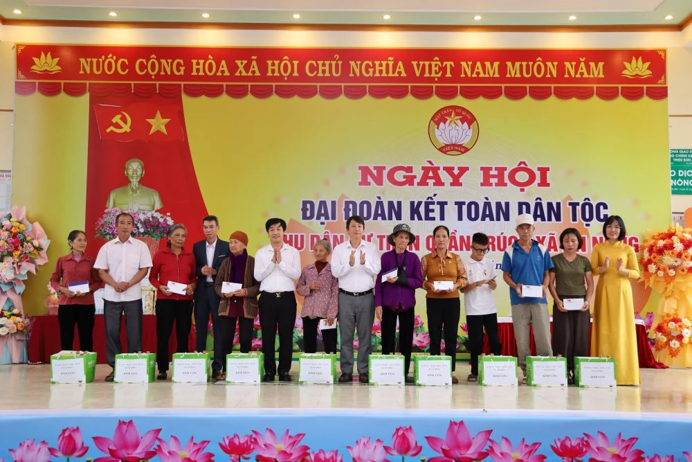 Cán bộ, Nhân dân thôn Quần Trúc chung vui Ngày hội đại đoàn kết toàn dân tộc