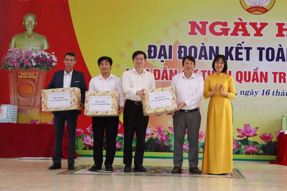 Cán bộ, Nhân dân thôn Quần Trúc chung vui Ngày hội đại đoàn kết toàn dân tộc