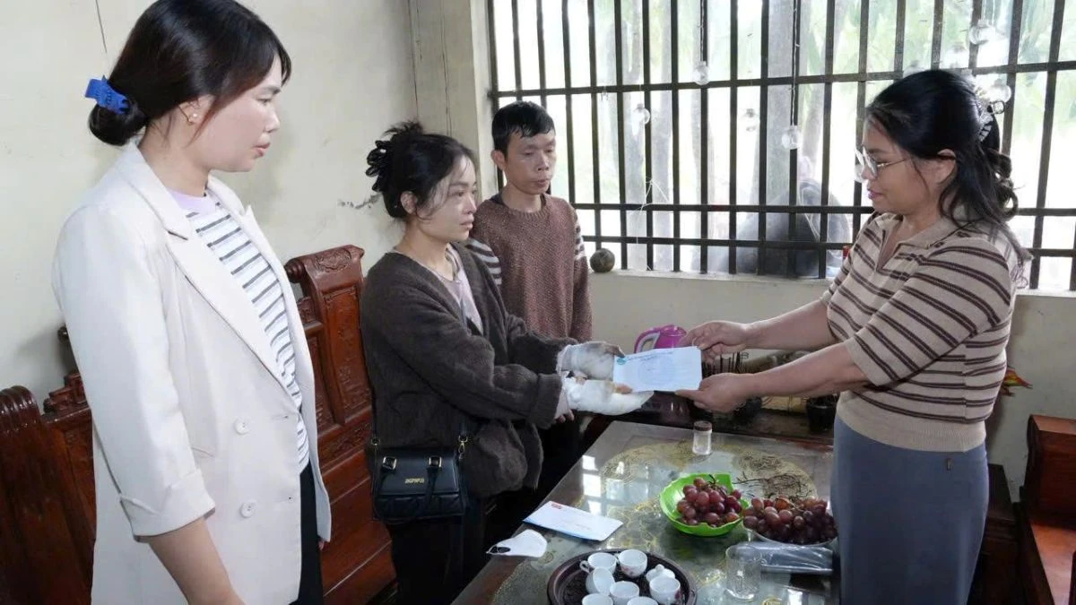 Xã Hoằng Tiến thăm hỏi, động viên hộ kinh doanh bị thiệt hại do hỏa hoạn