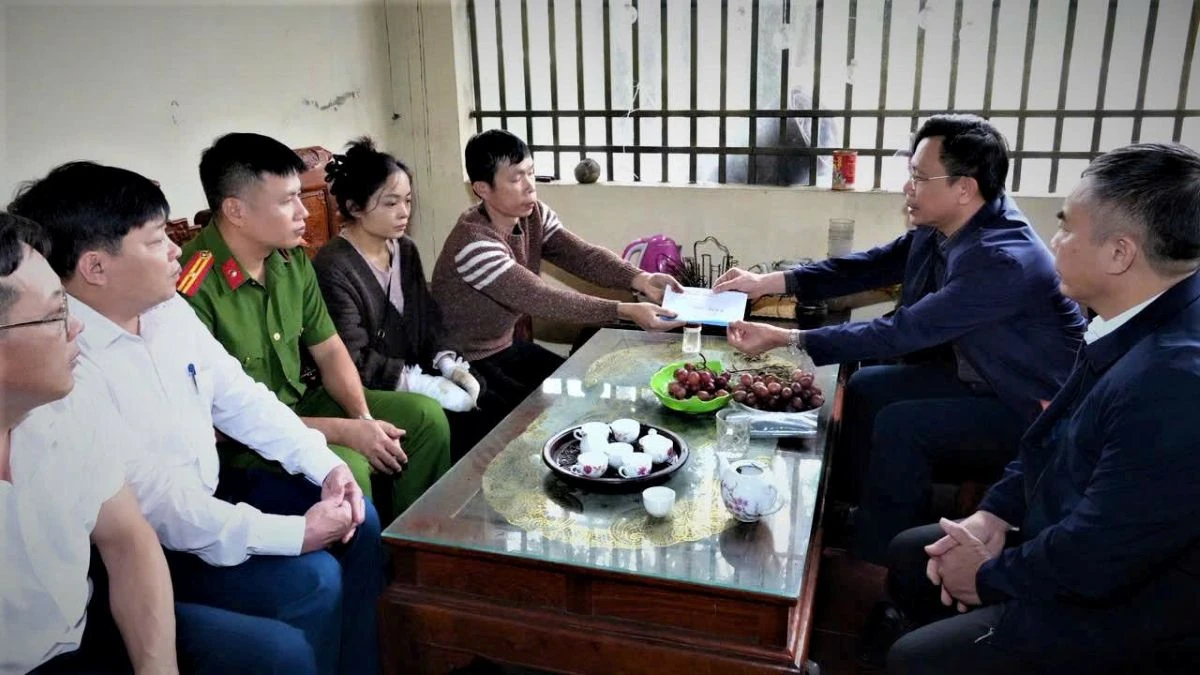 Xã Hoằng Tiến thăm hỏi, động viên hộ kinh doanh bị thiệt hại do hỏa hoạn