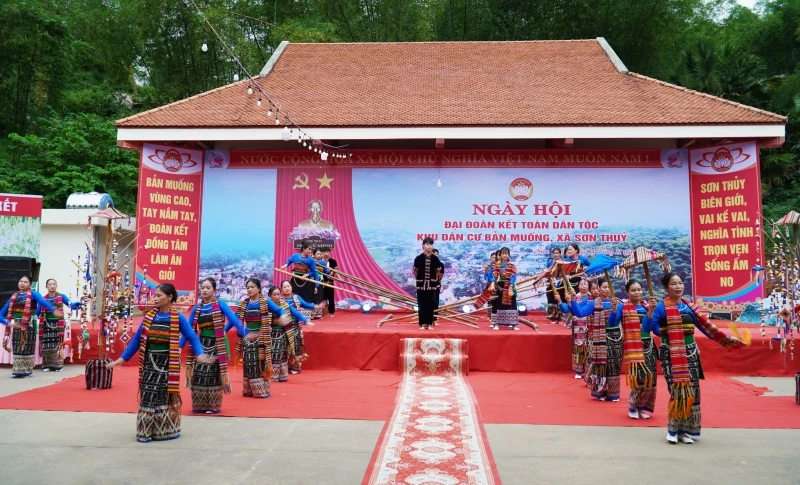 Chỉ huy trưởng Bộ CHQS tỉnh dự Ngày hội Đại đoàn kết toàn dân tộc tại xã Sơn Thủy