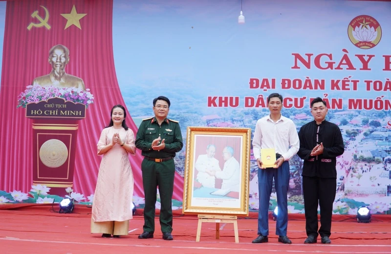 Chỉ huy trưởng Bộ CHQS tỉnh dự Ngày hội Đại đoàn kết toàn dân tộc tại xã Sơn Thủy