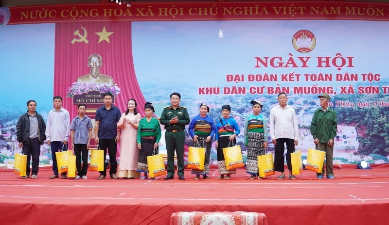 Chỉ huy trưởng Bộ CHQS tỉnh dự Ngày hội Đại đoàn kết toàn dân tộc tại xã Sơn Thủy