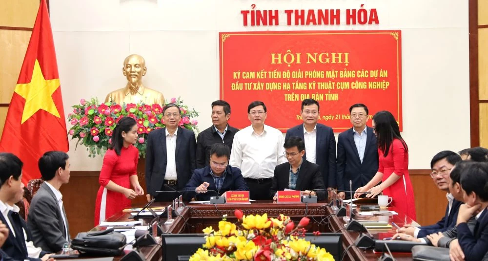 Ký cam kết tiến độ giải phóng mặt bằng các dự án hạ tầng kỹ thuật cụm công nghiệp