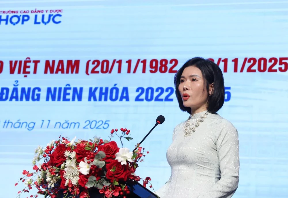 Trường CĐ Y dược Hợp Lực kỷ niệm Ngày Nhà giáo Việt Nam và trao bằng tốt nghiệp cho sinh viên