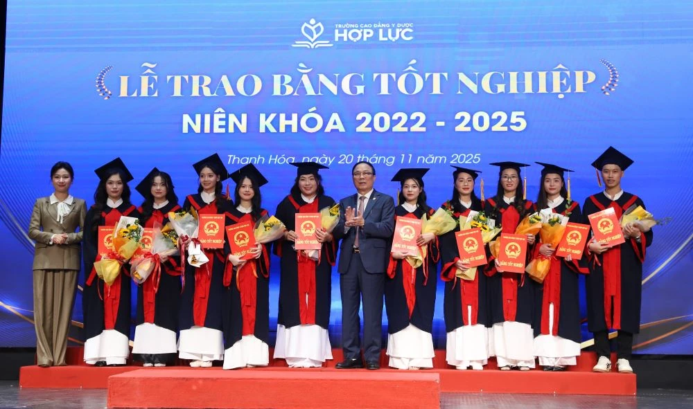 Trường CĐ Y dược Hợp Lực kỷ niệm Ngày Nhà giáo Việt Nam và trao bằng tốt nghiệp cho sinh viên