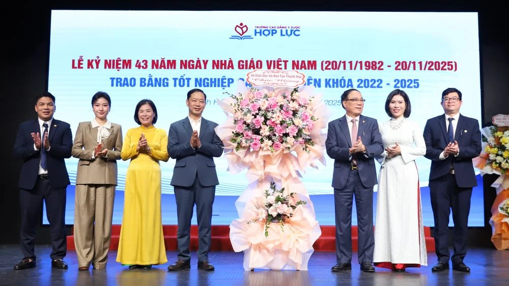 Trường CĐ Y dược Hợp Lực kỷ niệm Ngày Nhà giáo Việt Nam và trao bằng tốt nghiệp cho sinh viên