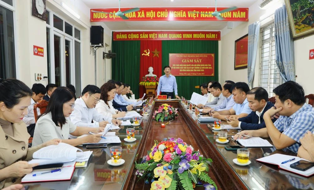 Đoàn giám sát của Thường trực HĐND tỉnh giám sát thực hiện Nghị quyết về nội dung chất vấn của HĐND tỉnh tại xã Hoằng Tiến