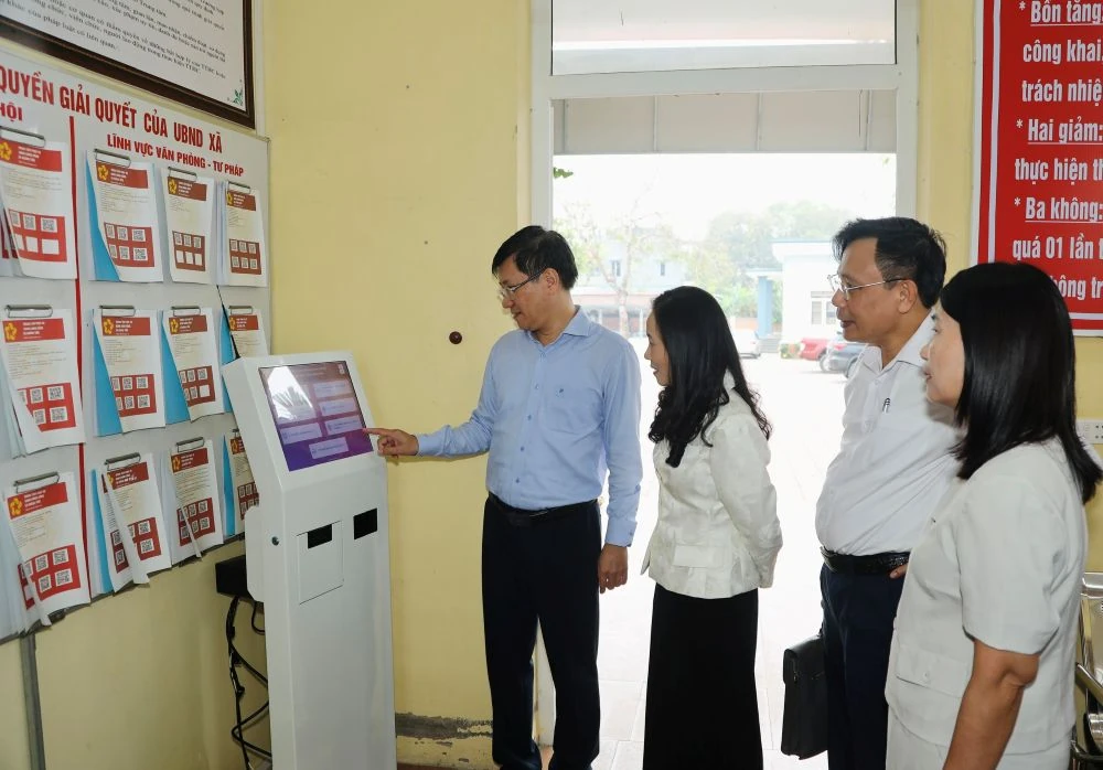 Đoàn giám sát của Thường trực HĐND tỉnh giám sát thực hiện Nghị quyết về nội dung chất vấn của HĐND tỉnh tại xã Hoằng Tiến