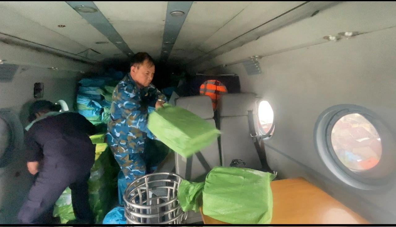 Trực thăng vận chuyển bốn tấn hàng đến người dân vùng lũ