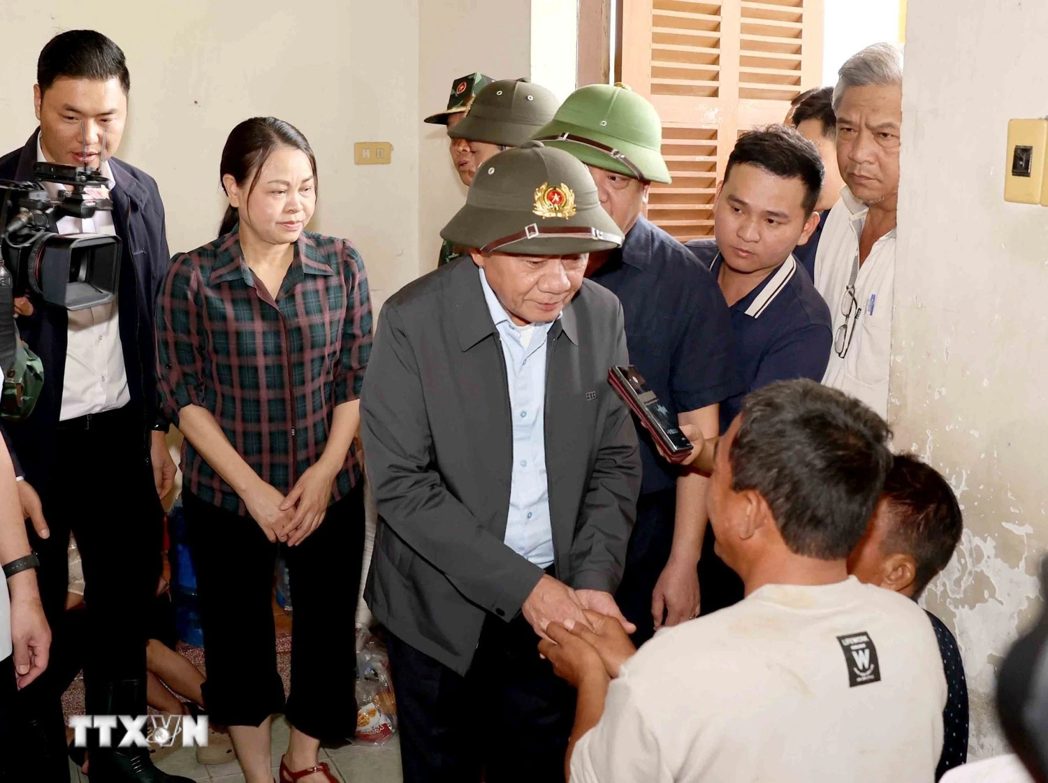 Huy động tối đa mọi nguồn lực khắc phục hậu quả thiên tai tại miền Trung