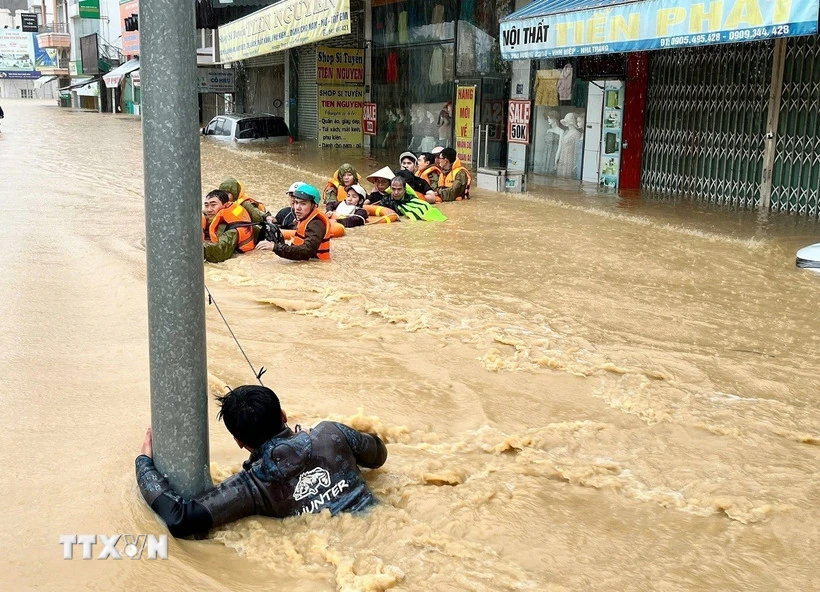 Huy động tối đa mọi nguồn lực khắc phục hậu quả thiên tai tại miền Trung