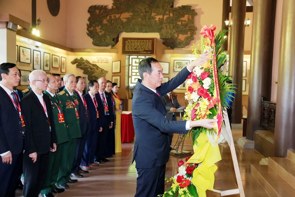 Đoàn đại biểu dự Đại hội MTTQ tỉnh Thanh Hóa lần thứ XVI dâng hương, báo công với Chủ tịch Hồ Chí Minh