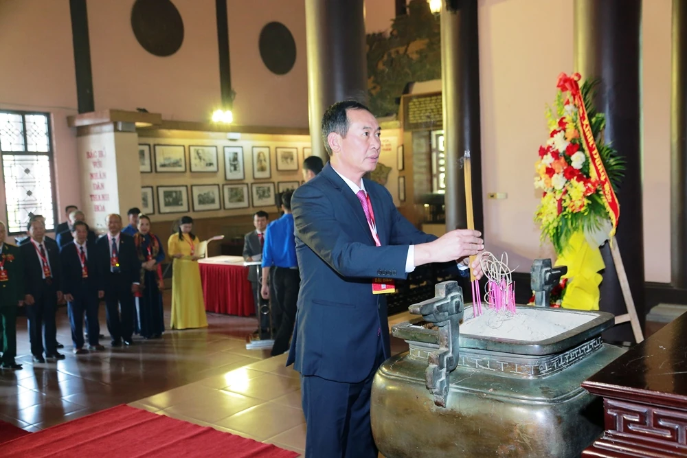 Đoàn đại biểu dự Đại hội MTTQ tỉnh Thanh Hóa lần thứ XVI dâng hương, báo công với Chủ tịch Hồ Chí Minh