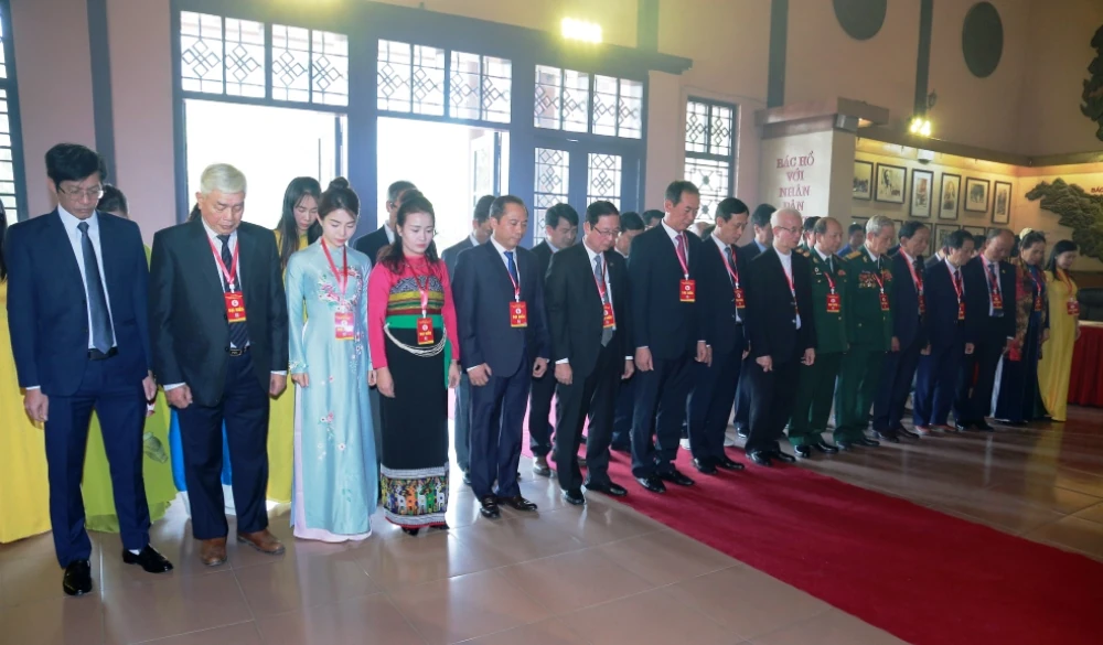 Đoàn đại biểu dự Đại hội MTTQ tỉnh Thanh Hóa lần thứ XVI dâng hương, báo công với Chủ tịch Hồ Chí Minh
