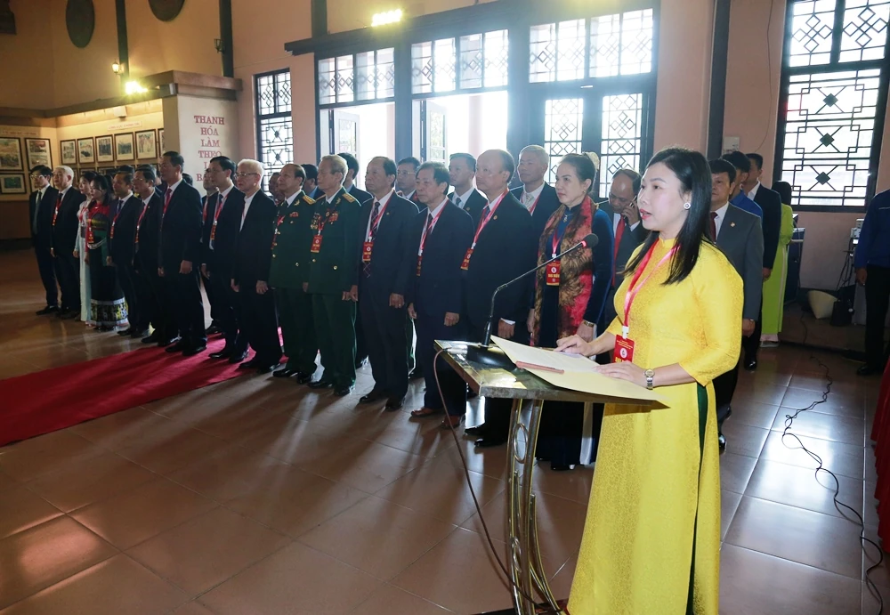 Đoàn đại biểu dự Đại hội MTTQ tỉnh Thanh Hóa lần thứ XVI dâng hương, báo công với Chủ tịch Hồ Chí Minh