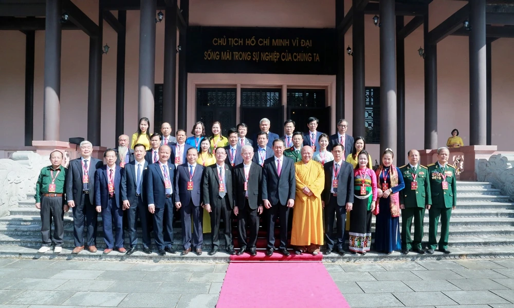 Đoàn đại biểu dự Đại hội MTTQ tỉnh Thanh Hóa lần thứ XVI dâng hương, báo công với Chủ tịch Hồ Chí Minh