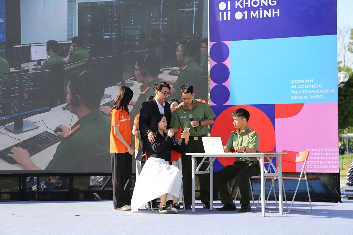 Tuyên truyền “Không một mình - Cùng nhau an toàn trực tuyến” cho hàng nghìn học sinh, sinh viên