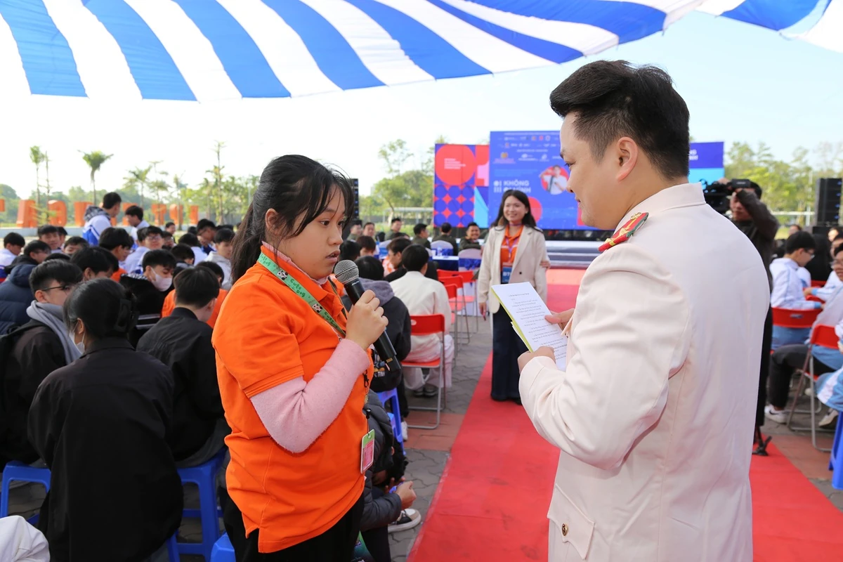 Tuyên truyền “Không một mình - Cùng nhau an toàn trực tuyến” cho hàng nghìn học sinh, sinh viên