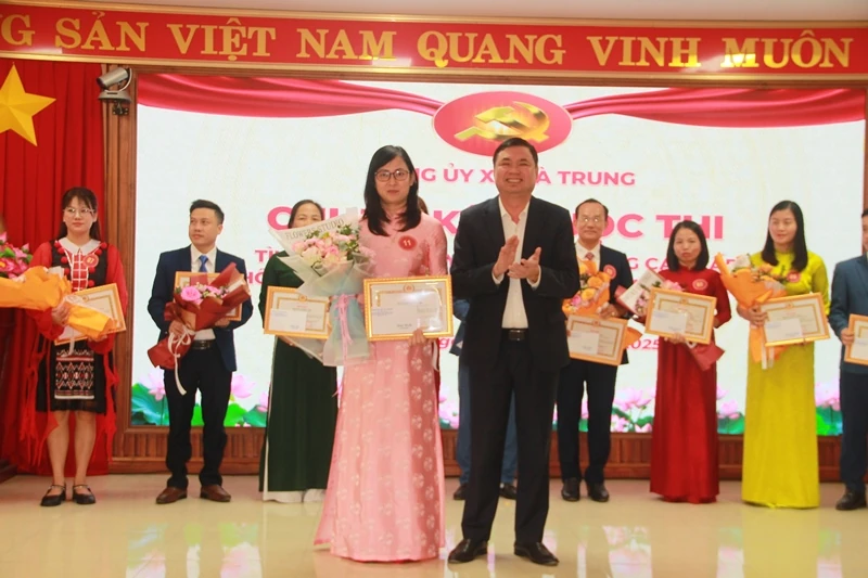 Xã Hà Trung trao giải cuộc thi tìm hiểu nghị quyết Đại hội Đảng các cấp