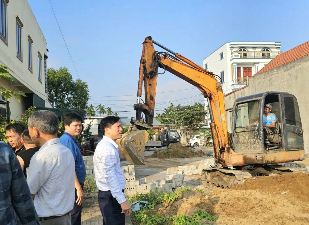 Xã Nga Sơn: Người dân tháo dỡ các bức tường chắn ngang đường giao thông