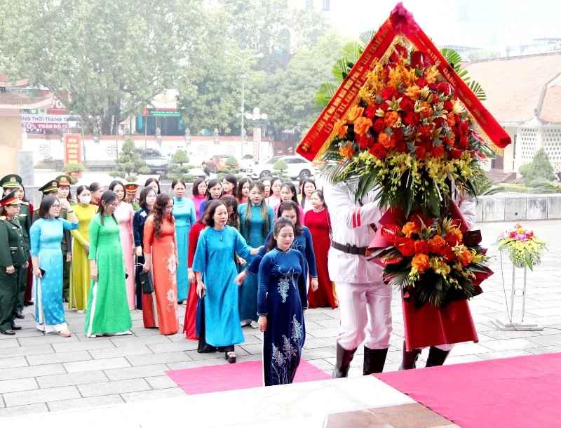 Đoàn đại biểu dự Đại hội phụ nữ tỉnh Thanh Hóa lần thứ XIX dâng hương, báo công Chủ tịch Hồ Chí Minh và các anh hùng liệt sỹ