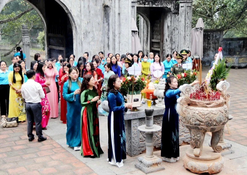 Đoàn đại biểu dự Đại hội phụ nữ tỉnh Thanh Hóa lần thứ XIX dâng hương, báo công Chủ tịch Hồ Chí Minh và các anh hùng liệt sỹ