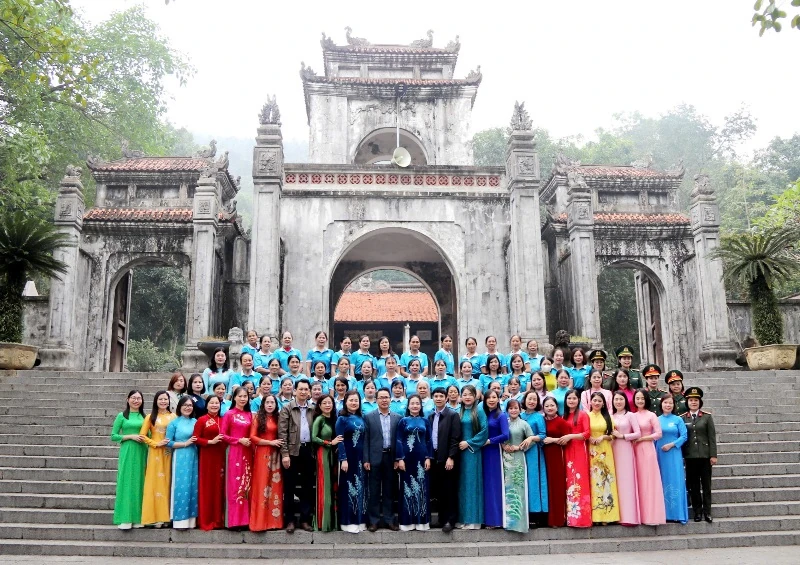 Đoàn đại biểu dự Đại hội phụ nữ tỉnh Thanh Hóa lần thứ XIX dâng hương, báo công Chủ tịch Hồ Chí Minh và các anh hùng liệt sỹ