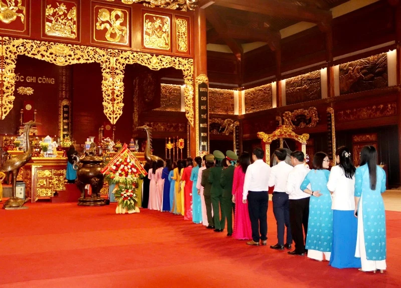 Đoàn đại biểu dự Đại hội phụ nữ tỉnh Thanh Hóa lần thứ XIX dâng hương, báo công Chủ tịch Hồ Chí Minh và các anh hùng liệt sỹ