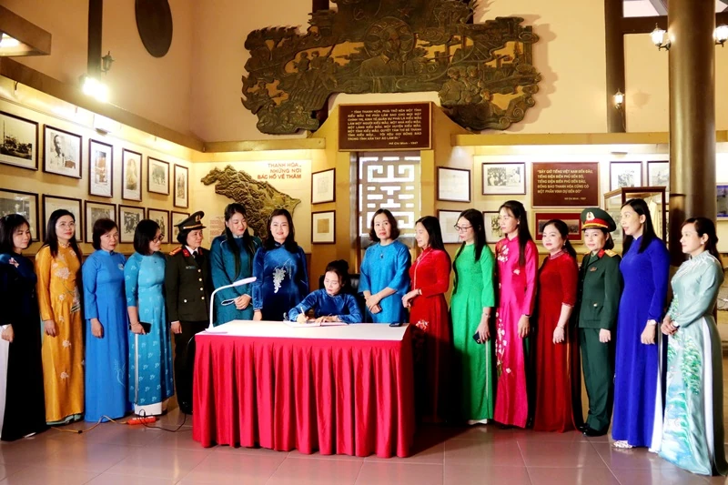 Đoàn đại biểu dự Đại hội phụ nữ tỉnh Thanh Hóa lần thứ XIX dâng hương, báo công Chủ tịch Hồ Chí Minh và các anh hùng liệt sỹ