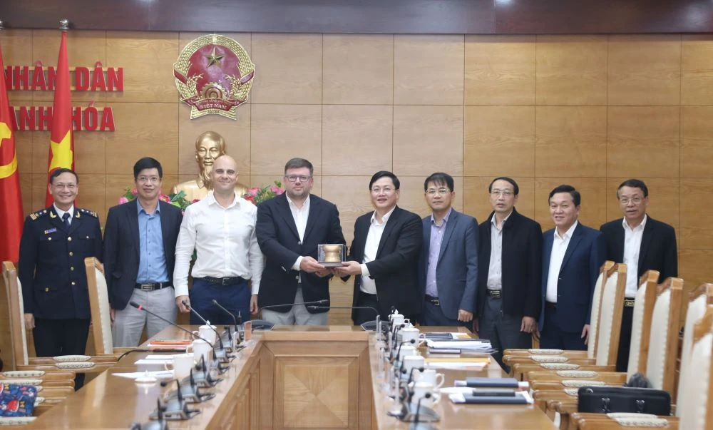 Phó Chủ tịch Thường trực UBND tỉnh Mai Xuân Liêm tiếp và làm việc với đoàn công tác Công ty AsterAuto Vietnam