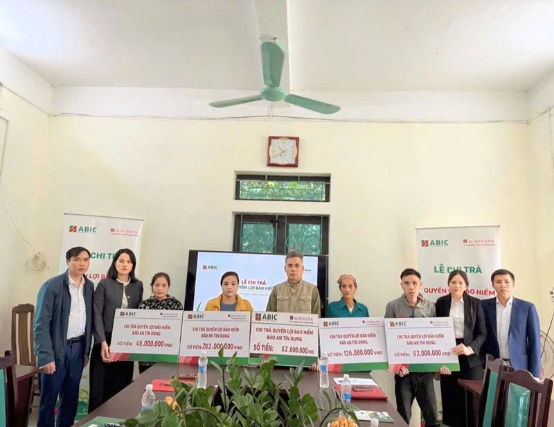 Đồng hành, bảo vệ và chia sẻ cùng người vay vốn Agribank