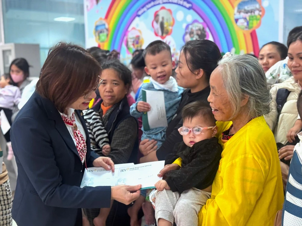 BIDV Chi nhánh Lam Sơn thăm, tặng quà cho các bệnh nhi có hoàn cảnh khó khăn