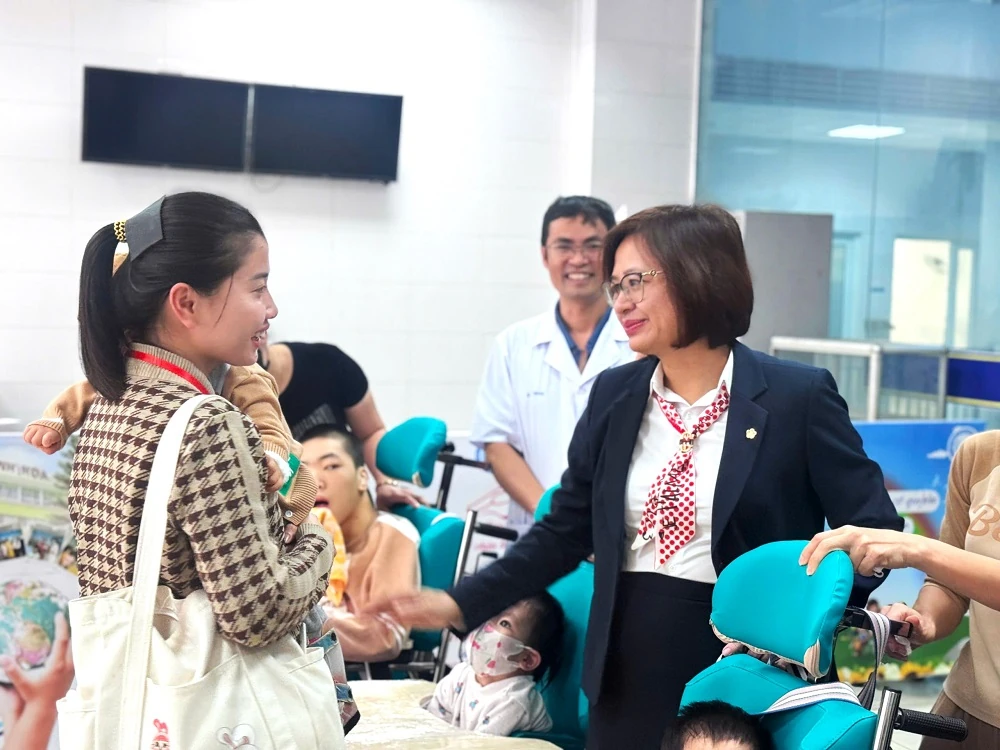 BIDV Chi nhánh Lam Sơn thăm, tặng quà cho các bệnh nhi có hoàn cảnh khó khăn