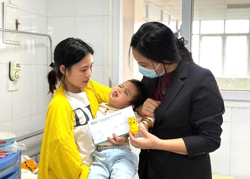 BIDV Chi nhánh Lam Sơn thăm, tặng quà cho các bệnh nhi có hoàn cảnh khó khăn