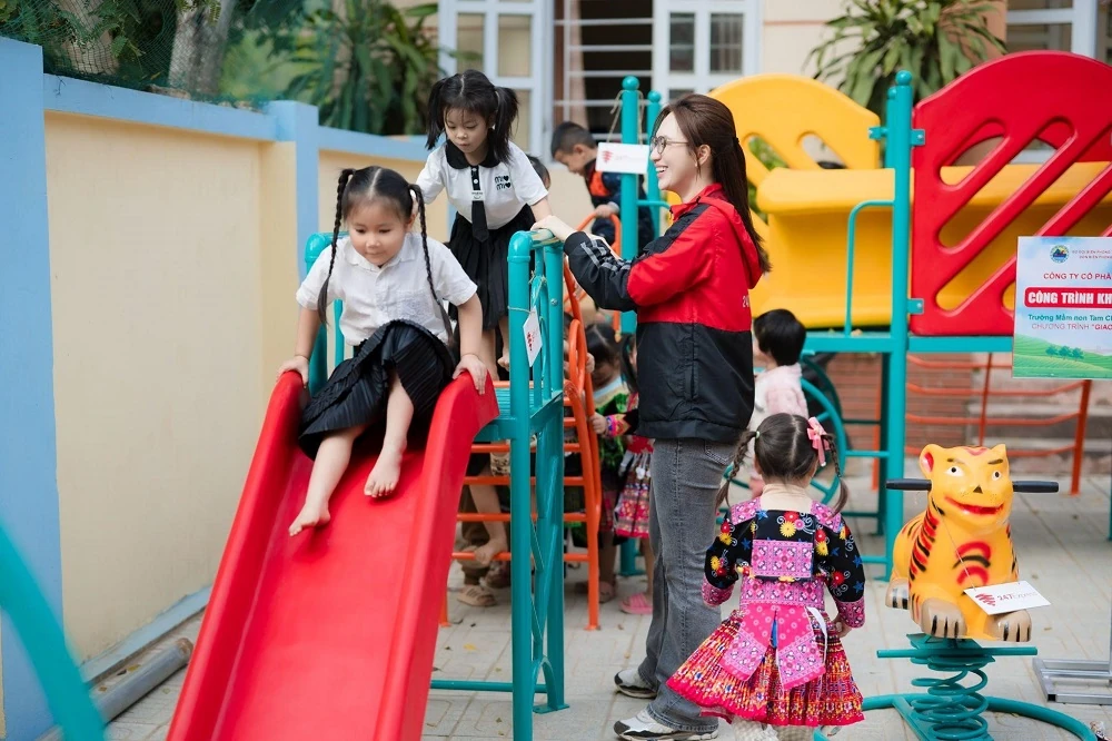 Giáo viên Trường Mầm non Tam Chung phấn khởi khi điểm trường Bản Ón có điện ổn định