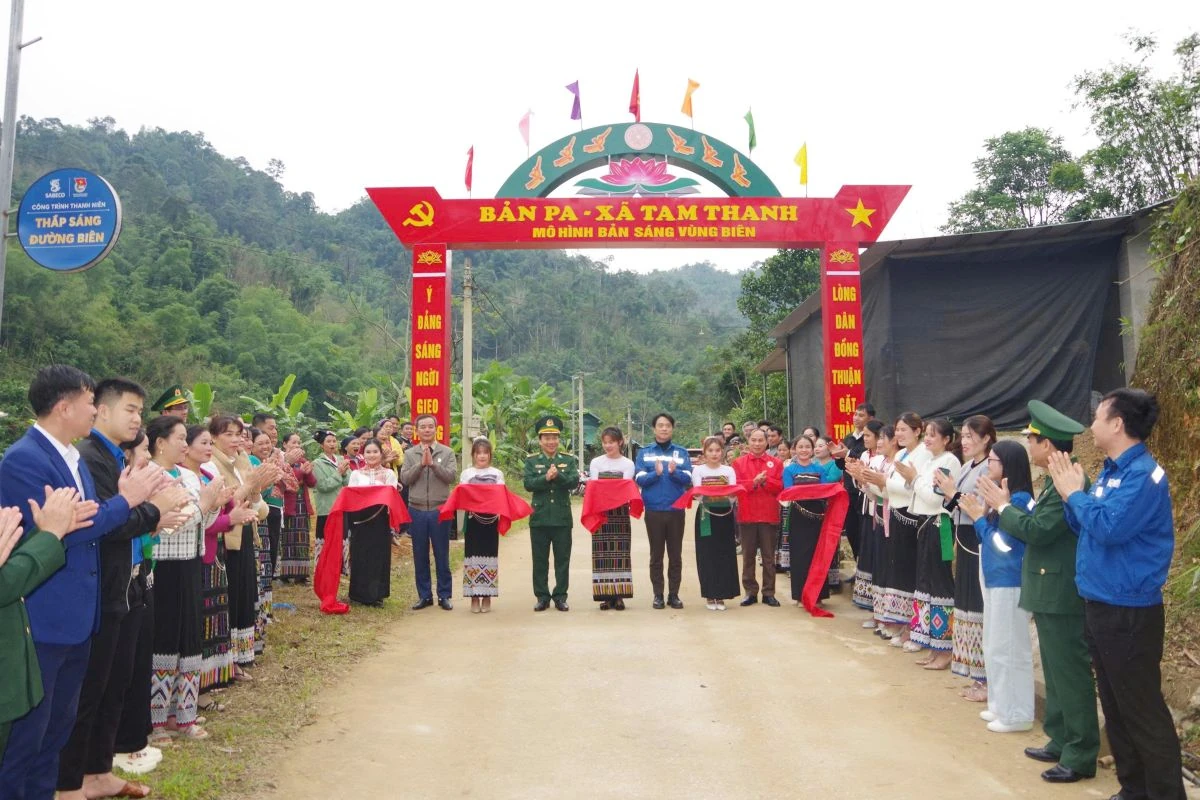 Bàn giao các hạng mục thuộc mô hình “Bản sáng vùng biên” tại xã Tam Thanh