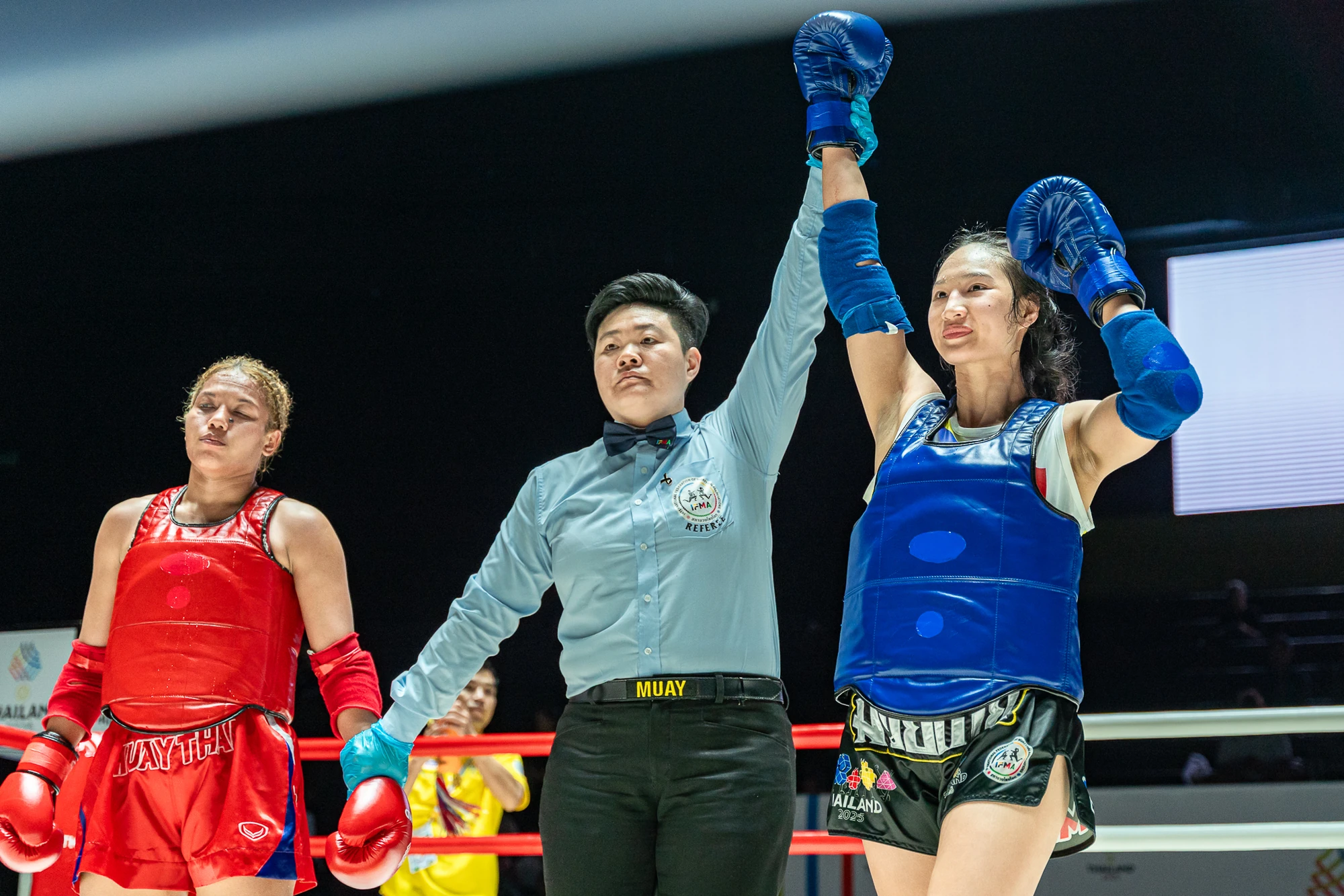 Đánh bại võ sĩ chủ nhà, Phương Hậu bảo vệ thành công HCV Muay tại SEA Games 33