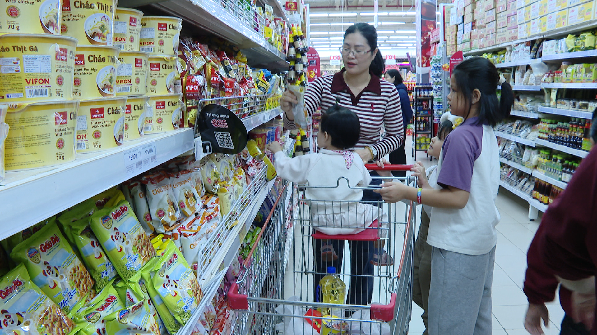 Siêu thị, trung tâm thương mại đông kín khách trong dịp Tết Dương lịch 2026