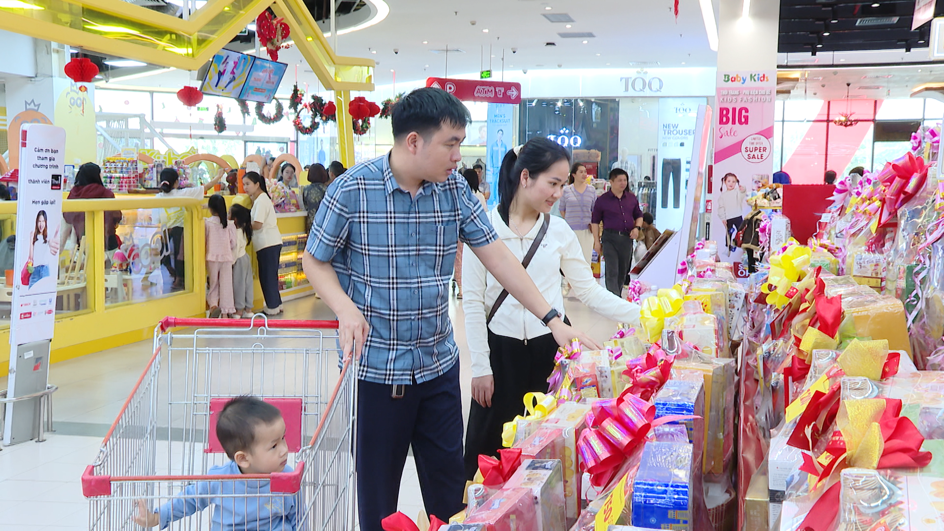 Siêu thị, trung tâm thương mại đông kín khách trong dịp Tết Dương lịch 2026