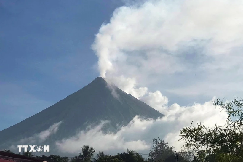 Philippines: Gần 1.000 hộ gia đình sơ tán do núi lửa Mayon phun trào
