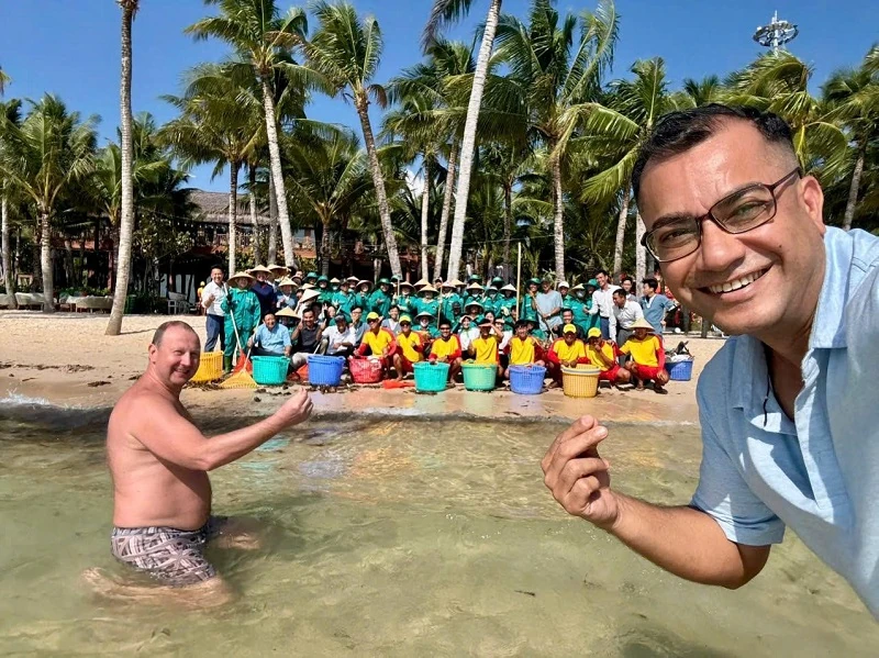 Phú Quốc cấp tập hàng giờ ra quân làm sạch bãi biển mùa gió chướng