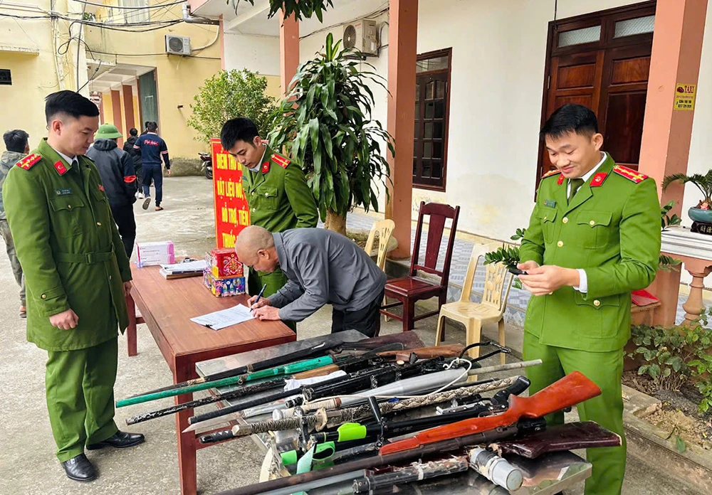 Công an xã Kim Tân tăng cường thu hồi vũ khí, vật liệu nổ và pháo