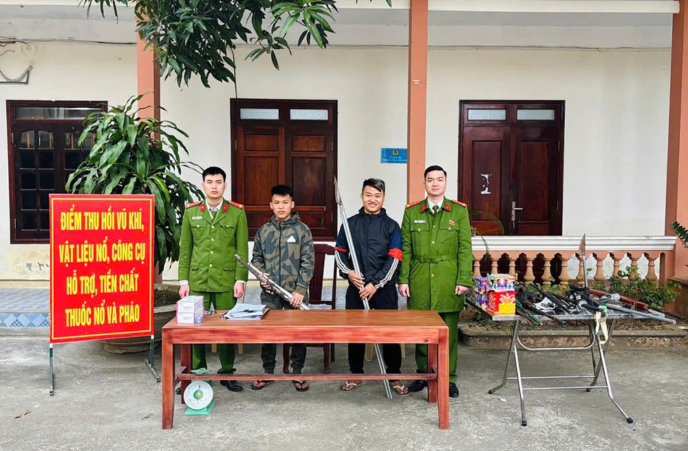 Công an xã Kim Tân tăng cường thu hồi vũ khí, vật liệu nổ và pháo