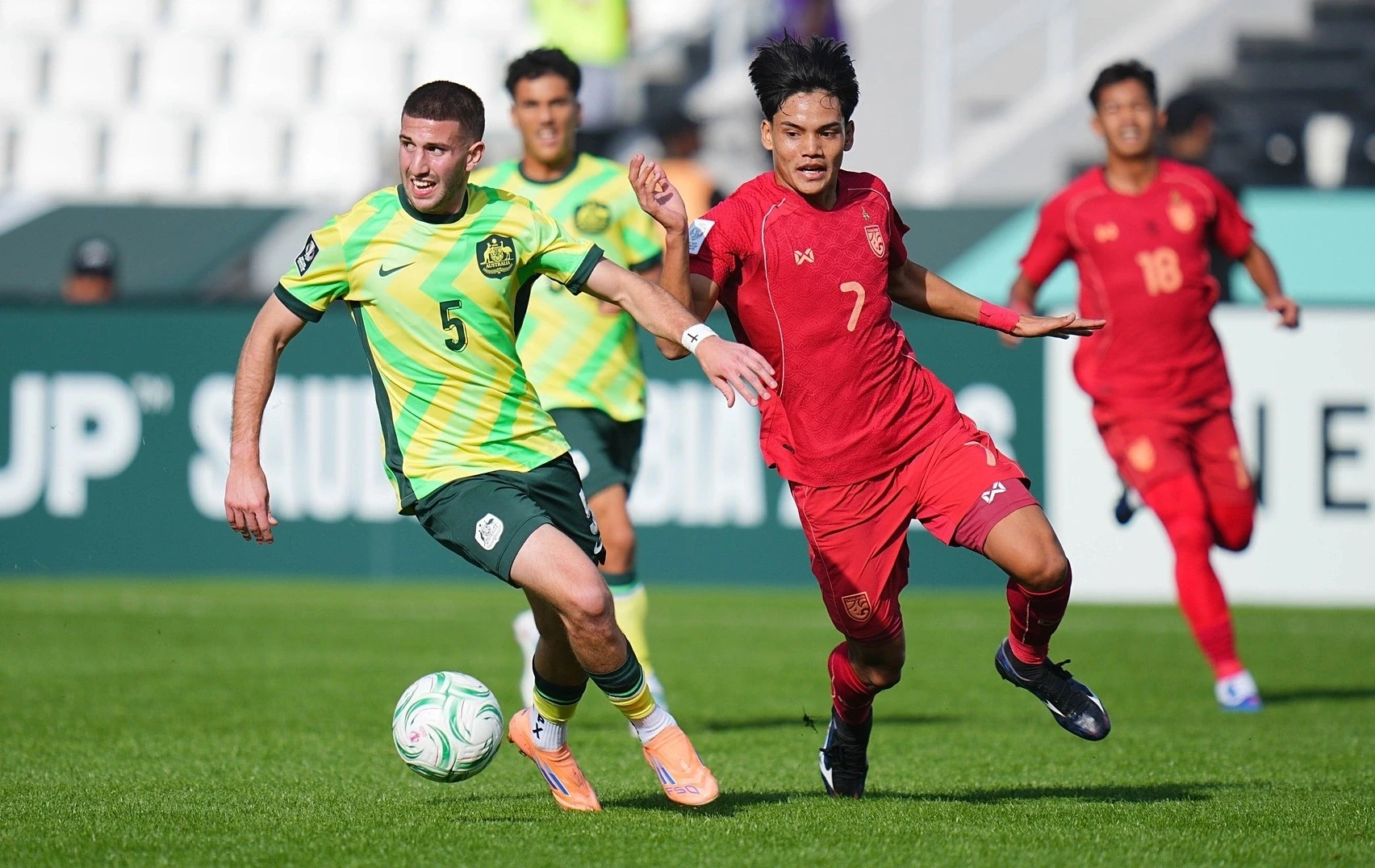 Khuất Văn Khang bỏ ngỏ khả năng ra sân; Arsenal chia điểm nhạt nhòa với Liverpool