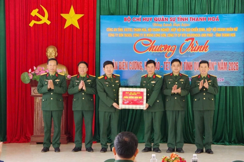 Bộ Chỉ huy Quân sự tỉnh thăm, chúc Tết cán bộ, chiến sĩ Tiểu đoàn Hỗn hợp Đảo Mê