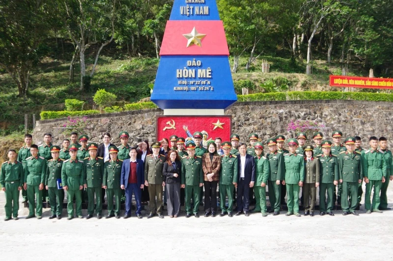 Bộ Chỉ huy Quân sự tỉnh thăm, chúc Tết cán bộ, chiến sĩ Tiểu đoàn Hỗn hợp Đảo Mê