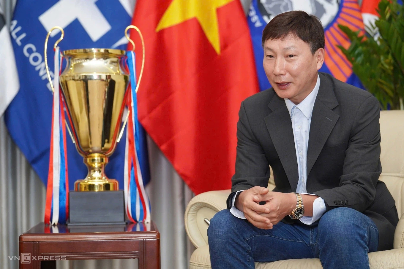 Truyền thông Hàn Quốc đánh giá HLV Kim Sang-sik cao hơn Shin Tae-yong; FIFA chính thức tạm dỡ án phạt cho 7 cầu thủ Malaysia